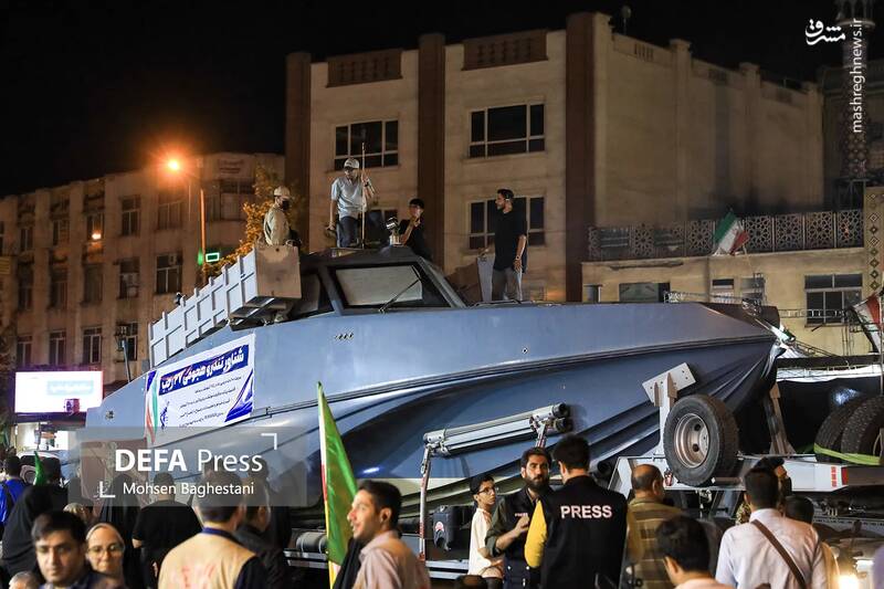 عکس/ رونمایی از شناور تندرو ۲۷ رجب در میدان انقلاب