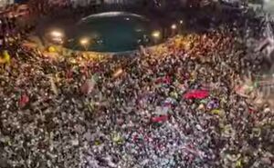 شعار متفاوت شب گذشته مردم تهران در میدان انقلاب