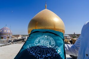 عکس/ اهتزاز پرچم امیرالمومنین در حرمین سامرا