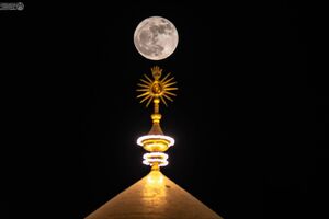 عکس/ رویت ماه کامل بر فراز حرم امیرالمومنین(ع)