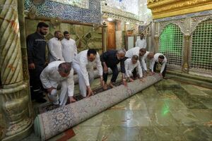 فیلم/ شست‌وشوی ضریح علوی در آستانه عید غدیر