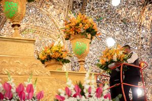 گل‌آرایی ضریح نورانی امام حسین(ع) برای عید غدیر
