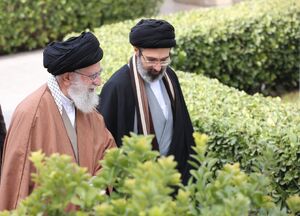 تصویری ویژه از رهبر معظم انقلاب در کنار امام شهید