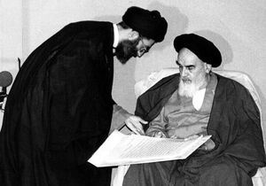فیلم/ تبریک عید غدیر توسط رهبر شهید به امام راحل در حسینیه جماران