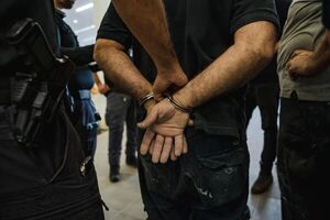 سقوط باندی که در تاریکی و ترافیک موبایل می قاپیدند