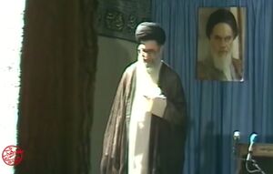 فیلم/ لحظاتی از بیعت مردم با امام خامنه‌ای شهید در آغاز رهبری ایشان