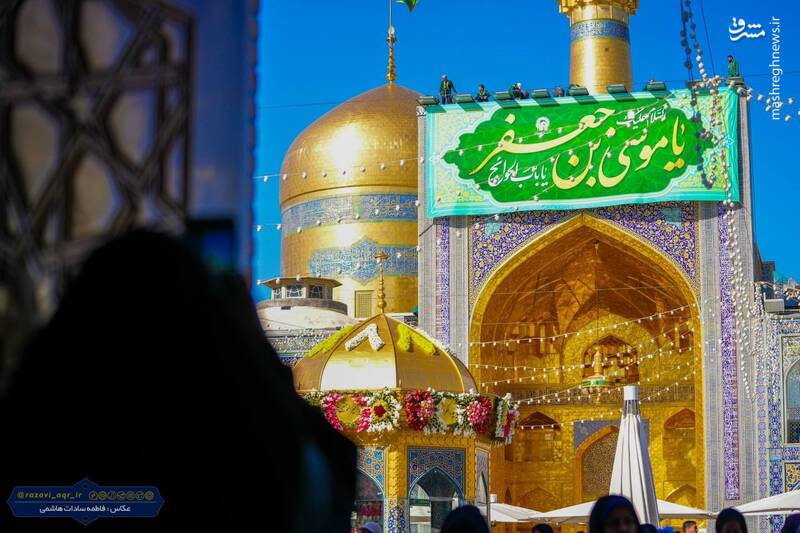 عکس/ نصب کتیبه‌های ولادت موسی بن جعفر در حرم رضوی