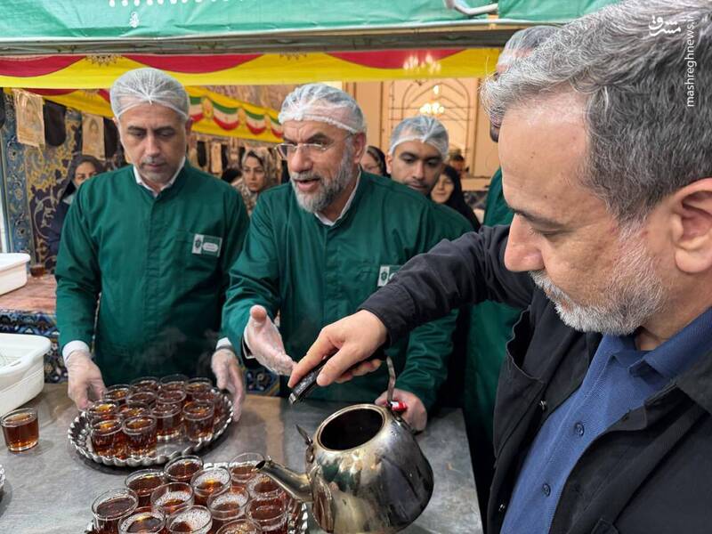 فیلم/ حضور عراقچی در چایخانه حرم امام رضا(ع)