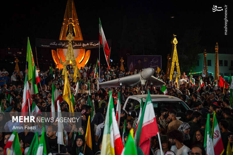 عکس/ پهپاد "شاهد ۱۳۶" در تجمع مردمی شیراز