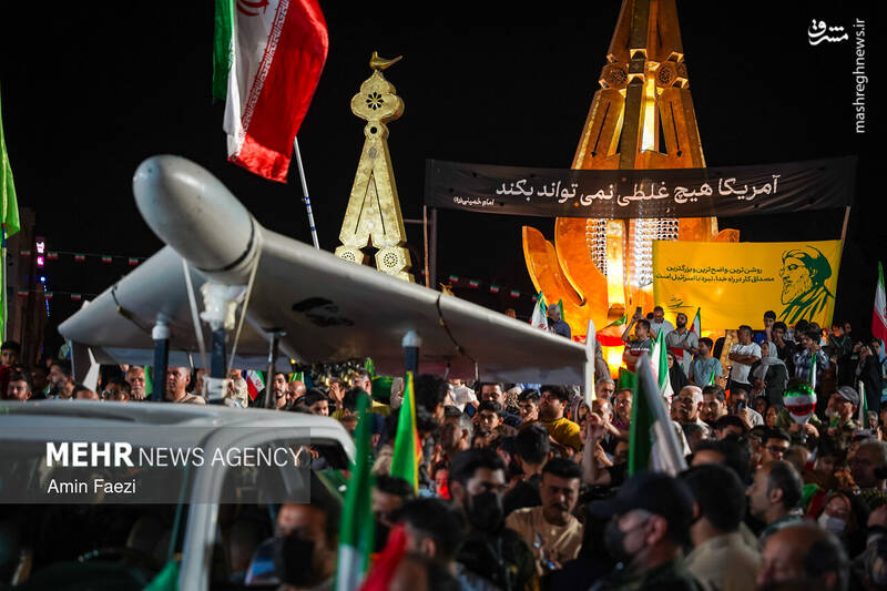 عکس/ پهپاد "شاهد ۱۳۶" در تجمع مردمی شیراز