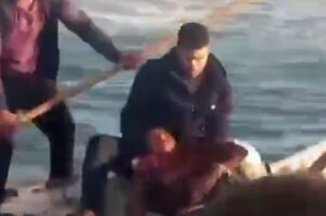 لحظه خارج کردن پیکر جوان فلسطینی از دریا