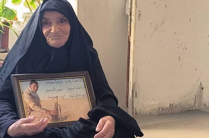 تار و پود فرش، همدم دست‌های پینه‌بسته مادر شهید /سکوت و اشک؛