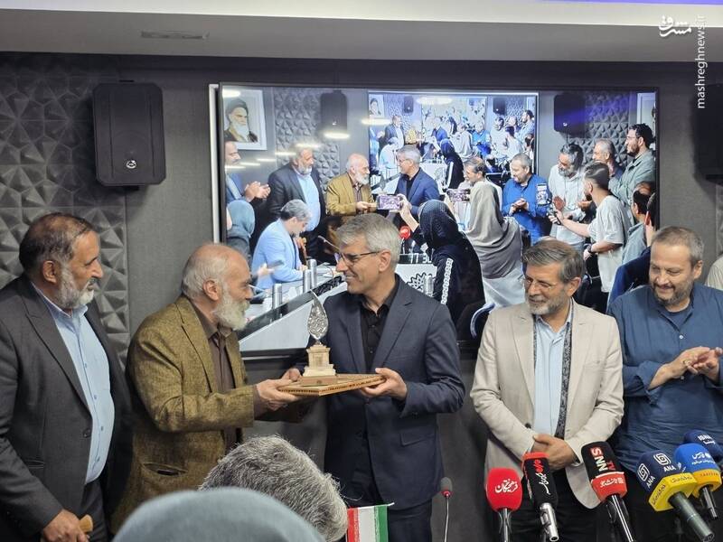 عکس/ نشان "پارسی جان" به بقایی رسید