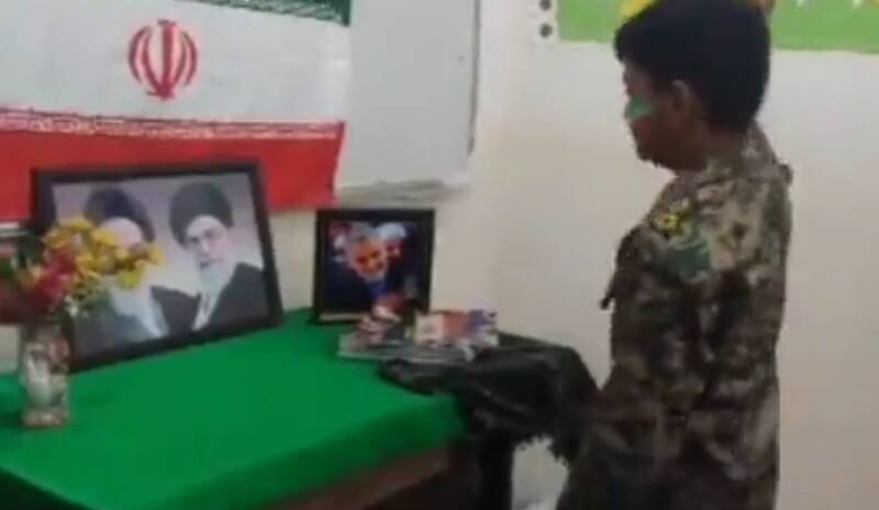 فیلم/ سلام نظامی شهدای دانش‌آموز میناب به رهبر شهی