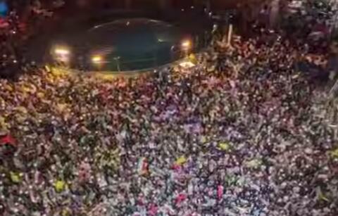 شعار شب گذشته مردم در میدان انقلاب تهران