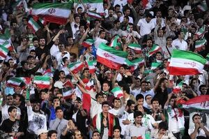 حضور هواداران ایرانی با تصویر رهبر شهید در ورزشگاه+عکس