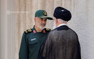 تصویری از گفتگوی شهید سپهبد سلامی با فرمانده شهید کل قوا
