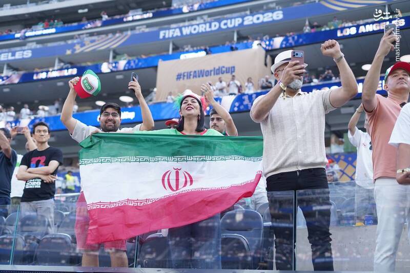 عکس/ هواداران با پرچم مقدس ایران در ورزشگاه سوفای لس آنجلس
