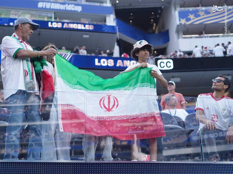 عکس/ هواداران با پرچم مقدس ایران در ورزشگاه سوفای لس آنجلس