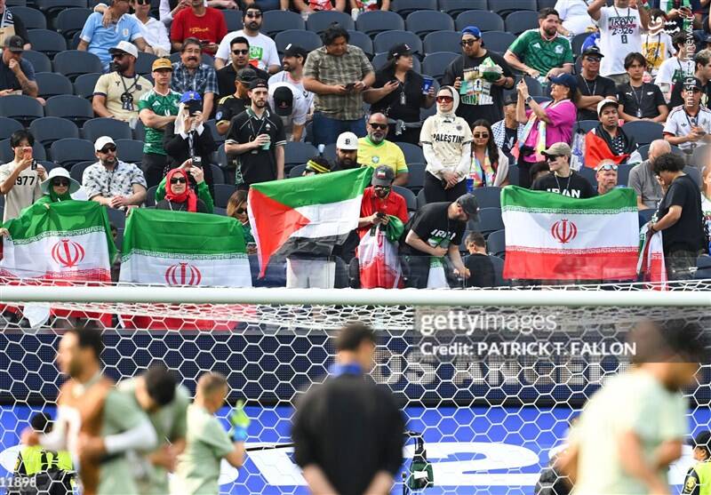 عکس/ هواداران با پرچم مقدس ایران در ورزشگاه سوفای لس آنجلس