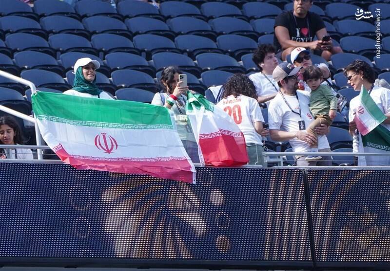 عکس/ هواداران با پرچم مقدس ایران در ورزشگاه سوفای لس آنجلس