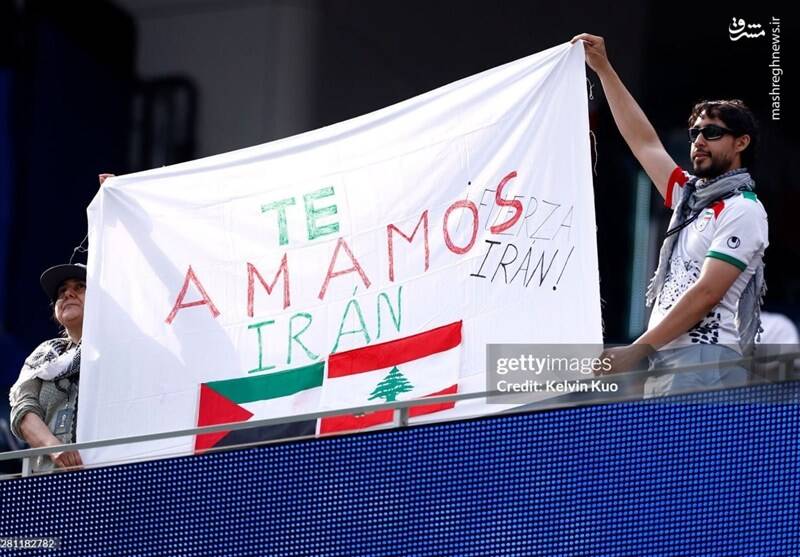 عکس/ هواداران با پرچم مقدس ایران در ورزشگاه سوفای لس آنجلس