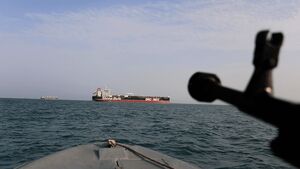 منبع نظامی: تنگه هرمز همچنان بسته است