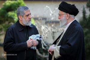 تصویری از شهید حاج رمضان در کنار فرمانده شهید کل قوا
