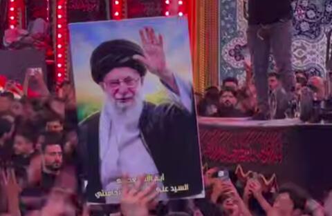 عزاداری عراقی‌ها در کربلا با تصویر رهبر شهید انقلاب