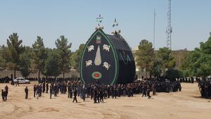 آیین سنتی نخل‌برداری در حسینیه بزرگ صاحب الزمان(عج) شاهدیه یزد