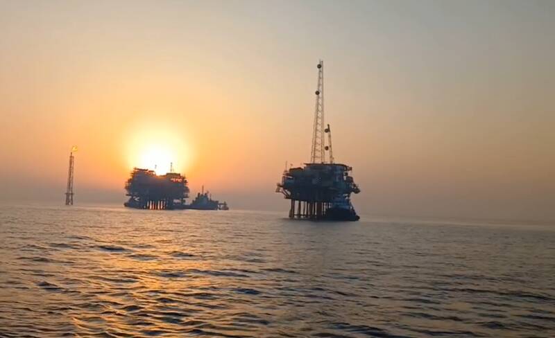 نفت،نفتي،ميدان،رشادت،سكوي،توليد،قرار،سكو،مهندسان،چاه،بشكه،كا ...