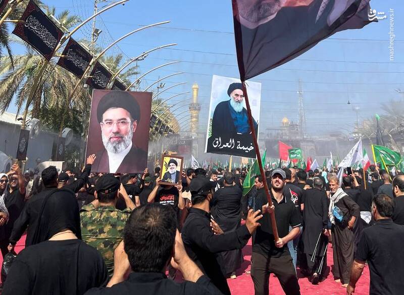 تصویر رهبر انقلاب در دست عزاداران دسته طویریج