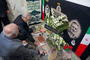 حضور پزشکیان بر سر مزار شهید سپهبد موسوی