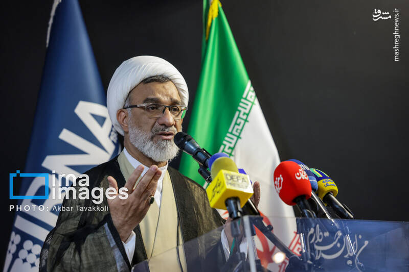 عکس/ رونمایی از یادنامه شهید "سیدکمال خرازی"