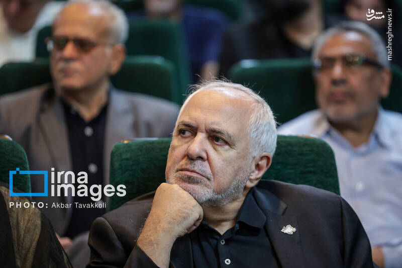 عکس/ رونمایی از یادنامه شهید "سیدکمال خرازی"