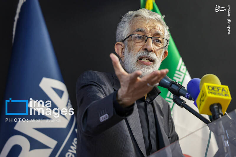 عکس/ رونمایی از یادنامه شهید "سیدکمال خرازی"