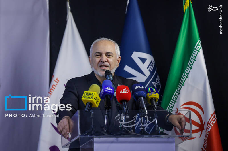 عکس/ رونمایی از یادنامه شهید "سیدکمال خرازی"