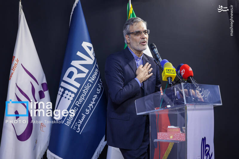 عکس/ رونمایی از یادنامه شهید "سیدکمال خرازی"