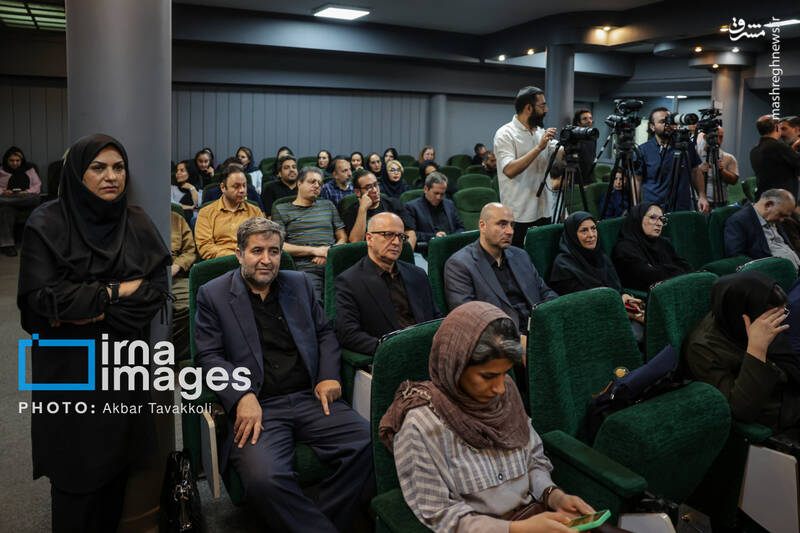 عکس/ رونمایی از یادنامه شهید "سیدکمال خرازی"