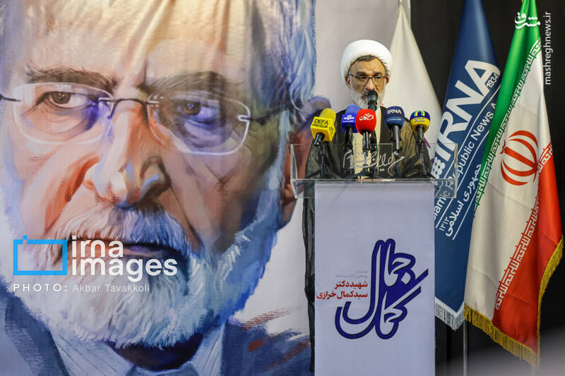 عکس/ رونمایی از یادنامه شهید "سیدکمال خرازی"