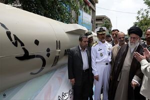 تصویری دیده‌ نشده از رهبر انقلاب در کنار موشک سجیل