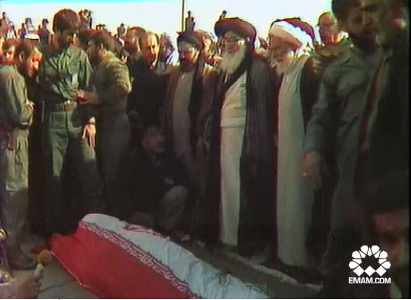 فیلم/ اقامه نماز آیت‌ الله موسوی گلپایگانی بر پیکر مطهر امام خمینی(ره)