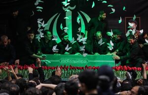 واکنش کاربران به حضور پیکر رهبر شهید انقلاب در زینبیه