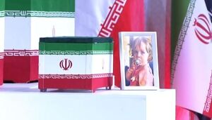 لحظه ورود نوه شهیده رهبر شهید انقلاب به مصلی تهران