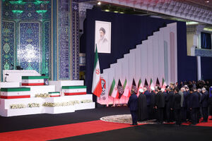 ادای احترام سران قوا بر پیکر مطهر رهبر شهید انقلاب