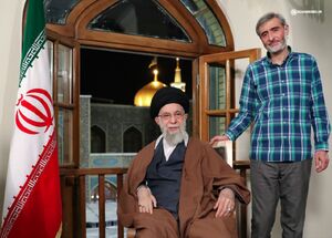 تصویری از شهید دکتر باقری در کنار رهبر شهید انقلاب