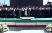 دومین روز وداع میلیونی با امام شهید/ اقامه نماز بر پیکر رهبر شهید انقلاب و خانواده ایشان با حضور گسترده مردم، فرزندان امام شهید و مسئولان کشوری و لشکری/‌ پایان مراسم وداع در ساعت ۲۲ +عکس و فیلم