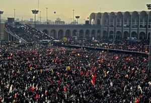 ازدحام جمعیت درب‌های مصلی را بست