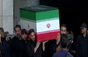 ورود پیکر مطهر رهبر شهید انقلاب به محل اقامه نماز