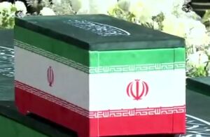 اقامه نماز بر پیکر نوه ۱۴ ماهه رهبر شهید انقلاب